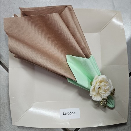 Pliage de serviette "le cône"