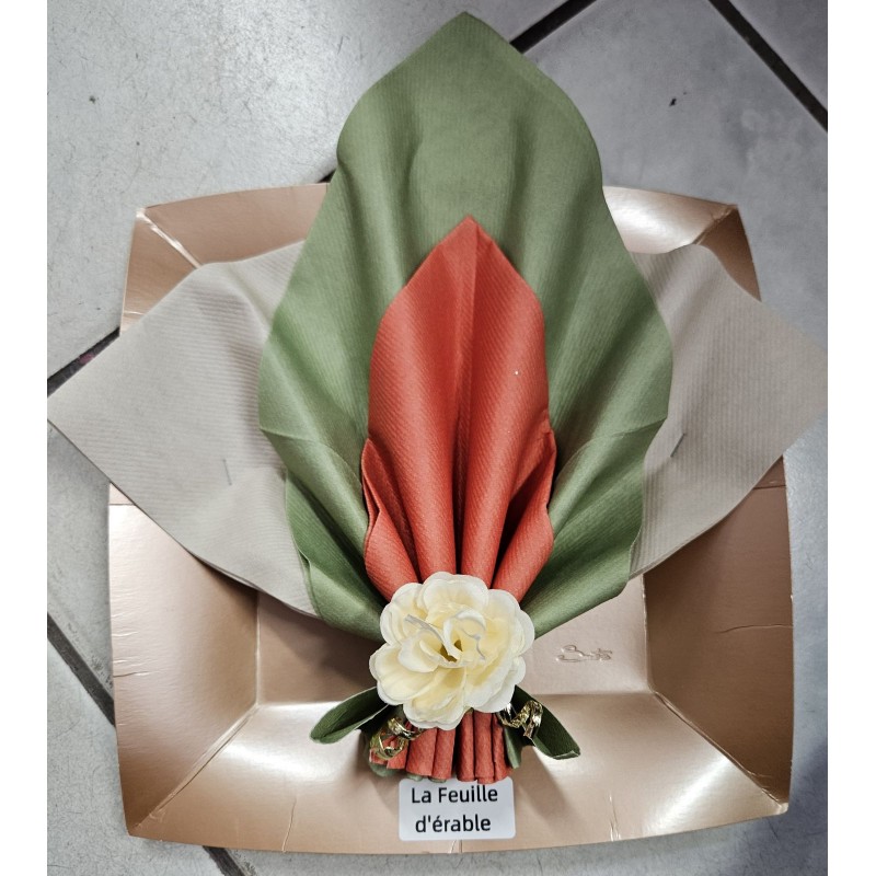 Pliage de serviette "feuille d'érable"